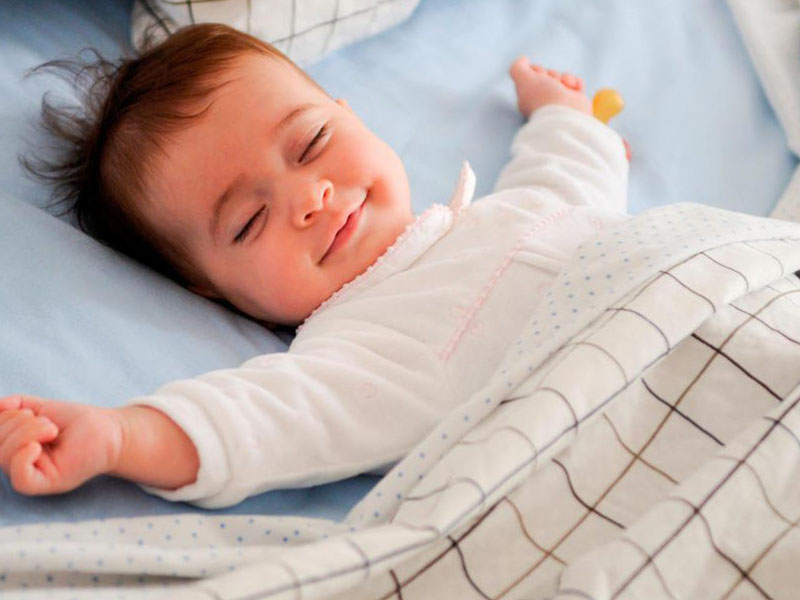 сколько спит новорожденный